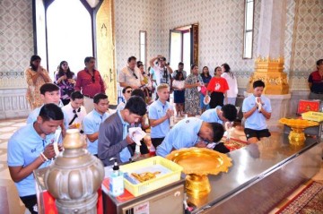 博鱼体育-泰国队集体拜佛祈求好运 希望世预赛首战取胜中国